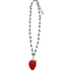 Collier chaîne argenté avec pendentif fraise rouge brillant, accessoire de mode frais et mignon.