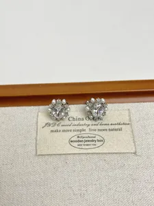 Hermosos pendientes de clip girasol circonita perla, diseño de nicho lujo y estilo.