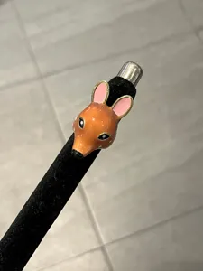 Anello cervo smalto fatto a mano aperto largo gioiello animale vista dettaglio donna