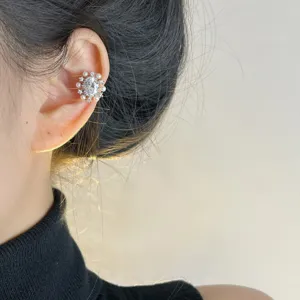 Elegante pendiente cuff girasol circonita perla, clip minimalista sin perforación.