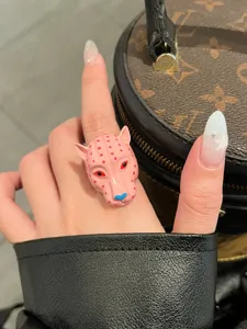 Anello da donna chic in smalto rosa con testa di leopardo, gioiello fashion alla moda.