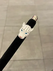 Primo piano dettagliato dell'anello di lusso con testa di leopardo in smalto e macchie.