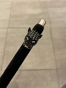 Dettaglio anello pantera nera smaltato, design a pois unico gioiello di tendenza.