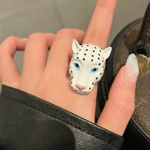 Anello con testa di leopardo in smalto bianco chic con occhi blu, gioiello audace.