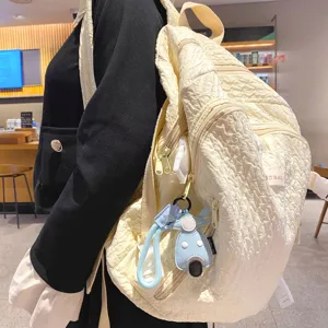 Modischer gesteppter Rucksack mit süßem blauen Fahrzeug Leder Schlüsselanhänger für den Alltag.