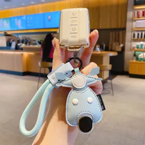 Leder Autoschlüssel Hülle mit süßem Roller Anhänger Schlüsselanhänger, modisches Taschenaccessoire.