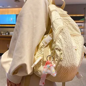 Kreativer flüssiger Buchstabe Schlüsselanhänger für Damen, süßer bunter Ball Taschenanhänger.