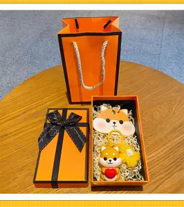 Gedetailleerd overzicht van schattige Shiba Inu sleutelhanger cadeauset met tas.