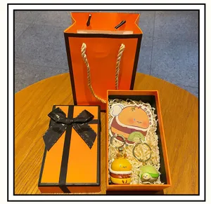 Niedliches Bienen- und Schildkröten-Schlüsselanhänger-Set mit Geschenkbox, Detailansicht.