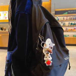 Porte-clés mignon de hamster de dessin animé avec pendentif fraise, accessoire de mode pour les clés.