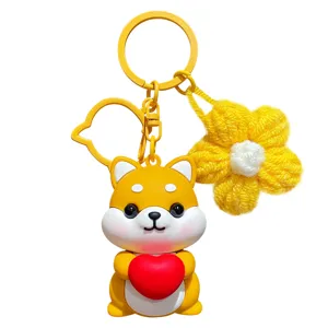 Schattige cartoon Shiba Inu sleutelhanger met hart en gebreide bloem. Stijlvol tasaccessoire.