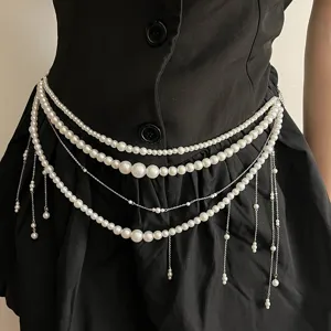 Nahaufnahme der mehrschichtigen Perlen-Taillenkette mit hängenden Quasten und Metallgliedern.