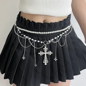 Gros plan détaillé de la ceinture de taille à perles multicouches avec pendentif croix.