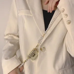 Mini bolso cruzado para auriculares de metal con elegante correa de cadena de perlas.