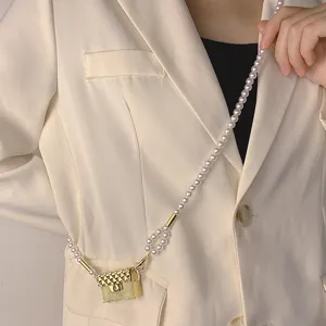 Bolso mini metalico para auriculares de mujer con cadena de perlas cruzada detalle