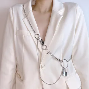 Nahaufnahme der Punk-Stil Silber Metall Körperkette mit Schloss-Anhänger, schicker Taillenschmuck.
