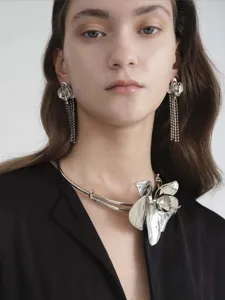 Übertriebene 3D Metallblume Choker Halskette und lange Quasten Ohrringe Set für Damen.