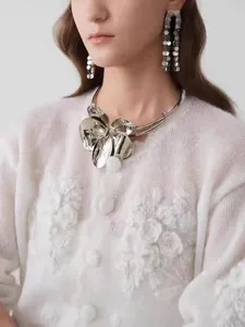 Exaggerierte Metall Blumen Choker Halskette für Damen, stilvoller Statement Schmuck.
