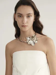 Exaggerierte silberne Metallblume Choker Halskette, Detailansicht mit einzigartigem Design.