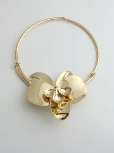 Exaggerierte goldene metallische 3D Orchideen Blumen Choker Halskette für Damen Statement Schmuck.