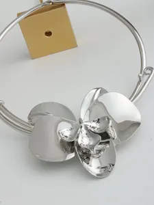 Silberfarbener Metall Blumen Choker Halsreif für Damen, auffälliger Statement Schmuck.