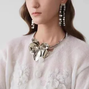 Ausgefallene silberne metallische 3D Blumen Choker Halskette und Ohrringe Set fur Damen