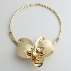 Goldene 3D Blumen Statement Choker Halskette für Damen Modischer Metall Kragen Schmuck