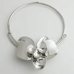 Silberfarbener Metall Statement Choker Halsreif mit atemberaubendem 3D Orchideen Anhänger.