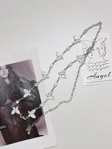 Gedetailleerd overzicht van de zilveren metalen vlinderketting met glinsterende strass.