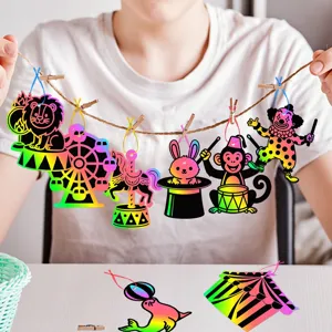 Zirkus Kratzbilder Detailansicht mit bunten Regenbogen DIY Hängedekorationen für Partys.