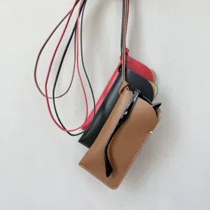Detail van hangende brillenkoker van leer, draagbaar en handig accessoire voor reizen buitenshuis.