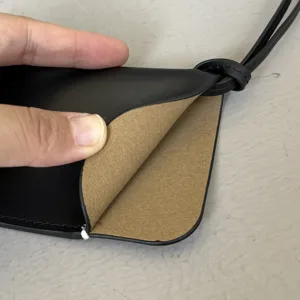 Zwarte lederen brillenpouch draagbaar minimalistisch zonnebril koord ketting accessoire