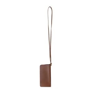 Gedetailleerd overzicht van bruine lederen bril hoes met halsriem, minimalistisch.