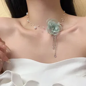Süße Mesh Minzgrüne Blume Perlen Halskette mit feinem Zirkon Quasten Detail und elegantem Choker.