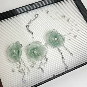 Mintgrüne Organza Blume Perlen Halskette Detail mit zarten Quasten Zirkon Tropfen.