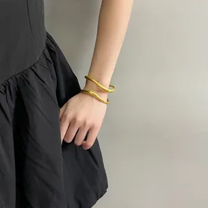 Minimalistisches doppelreihiges gebürstetes Metall Armband für Damen, trendiger Schmuck.