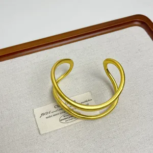 Doppelter gebürsteter offener Armreif minimalistischer Metall Handschmuck Detail