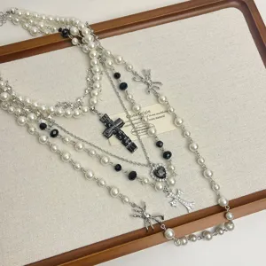 Collier de perles multicouche chic avec croix noire et pendentif araignée tendance.