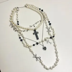 Collier de perles multicouche punk avec croix gothique et pendentif araignée pour femme chic.