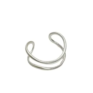 Minimalistisches doppellagiges drahtgebürstetes offenes Metallarmband für Damen.