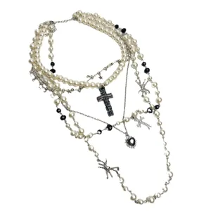 Collier de perles multicouche à croix doux et cool pour femme, bijoux style punk gothique.