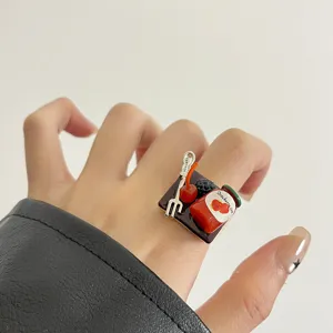 Détail de la bague créative miniature en forme de toast avec un design de confiture.