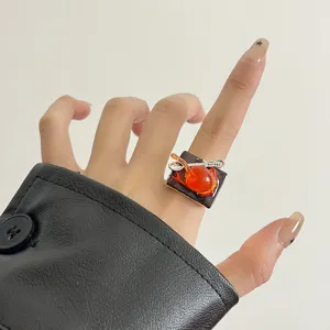 Vue détaillée de bague créative mini nourriture, anneau ouvert rétro émail goutte pour les femmes.