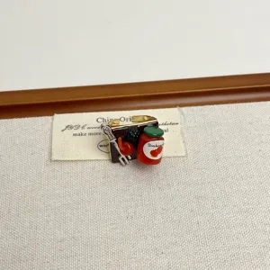 Gros plan détaillé de la bague créative mini nourriture avec pot de confiture et fourchette.