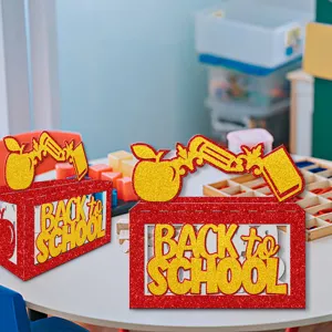 Detailansicht der roten Glitzer-Geschenkbox für die Schultüte mit Apfel-Stifte-Topper.