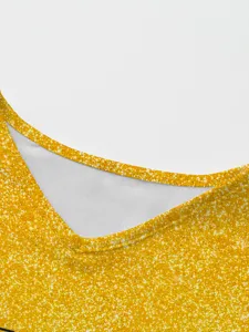 Gros plan du col de vêtements de sport à paillettes dorées, montrant la texture et la doublure.