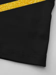 Vue détaillée du tissu de costume de pom-pom girl noir avec rayure diagonale scintillante.