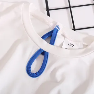 Primo piano sul collo di abbigliamento sportivo bianco per bambini con scollo blu ed etichetta 130.