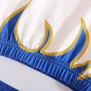Primo piano del tessuto per costume da cheerleader per bambini con motivo a fiamma blu e gialla.