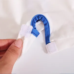 Abbigliamento sport bambini ginnastica cheerleading performance dettaglio velcro bianco.